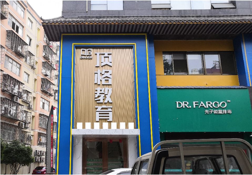 罗城门头设计要符合门店特色。